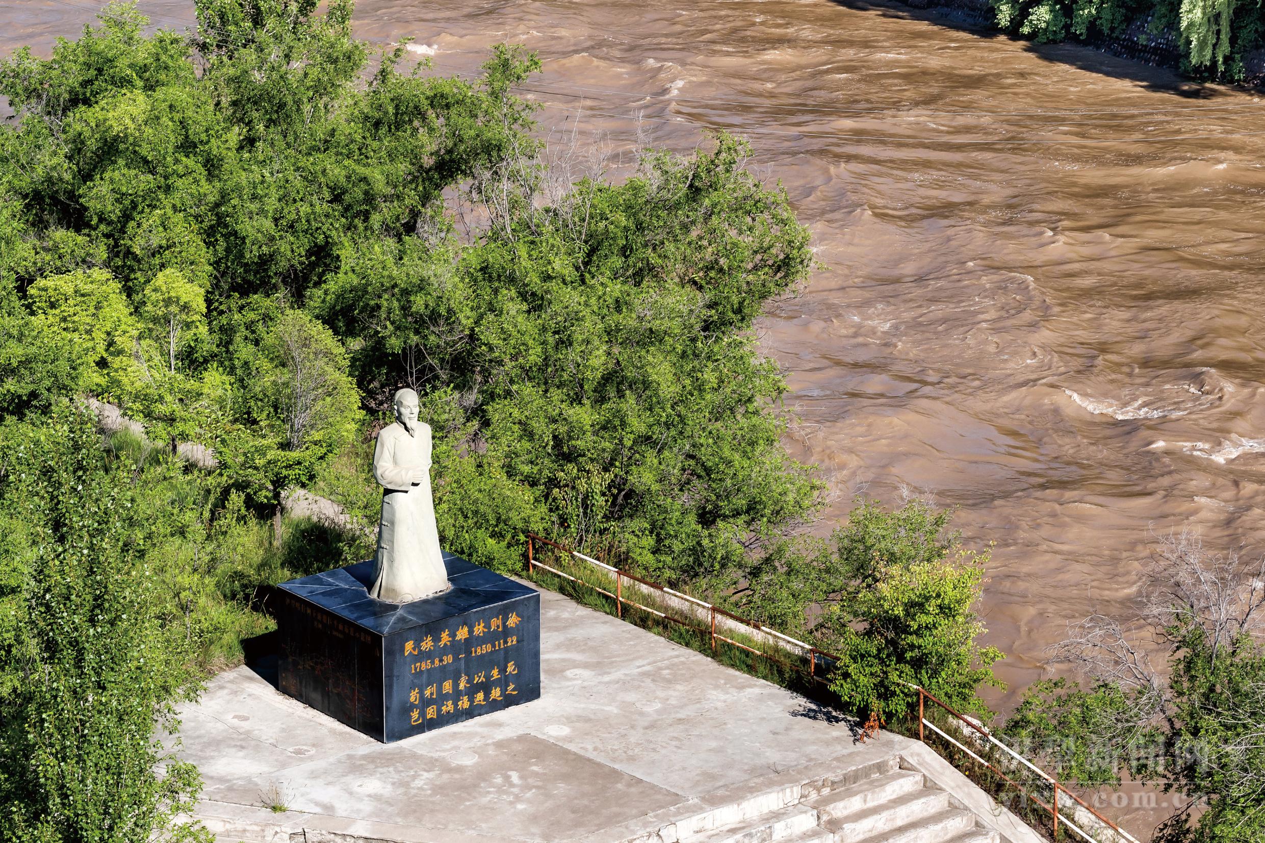 喀什河龙口水利枢纽林则徐塑像